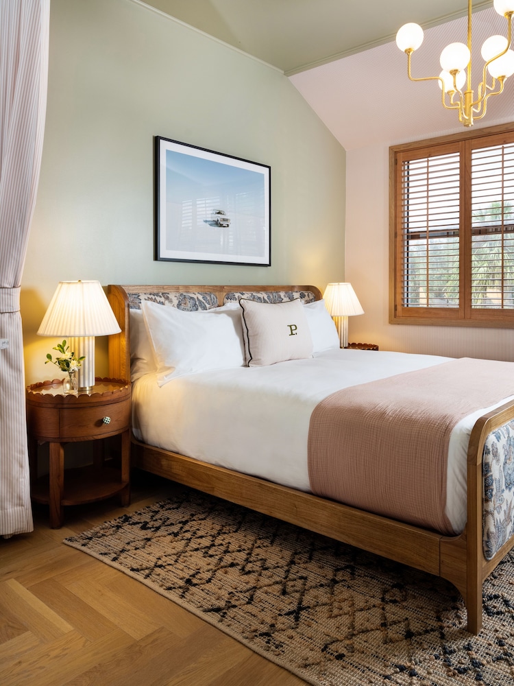 DELUXE, QUEEN BED, SOFA