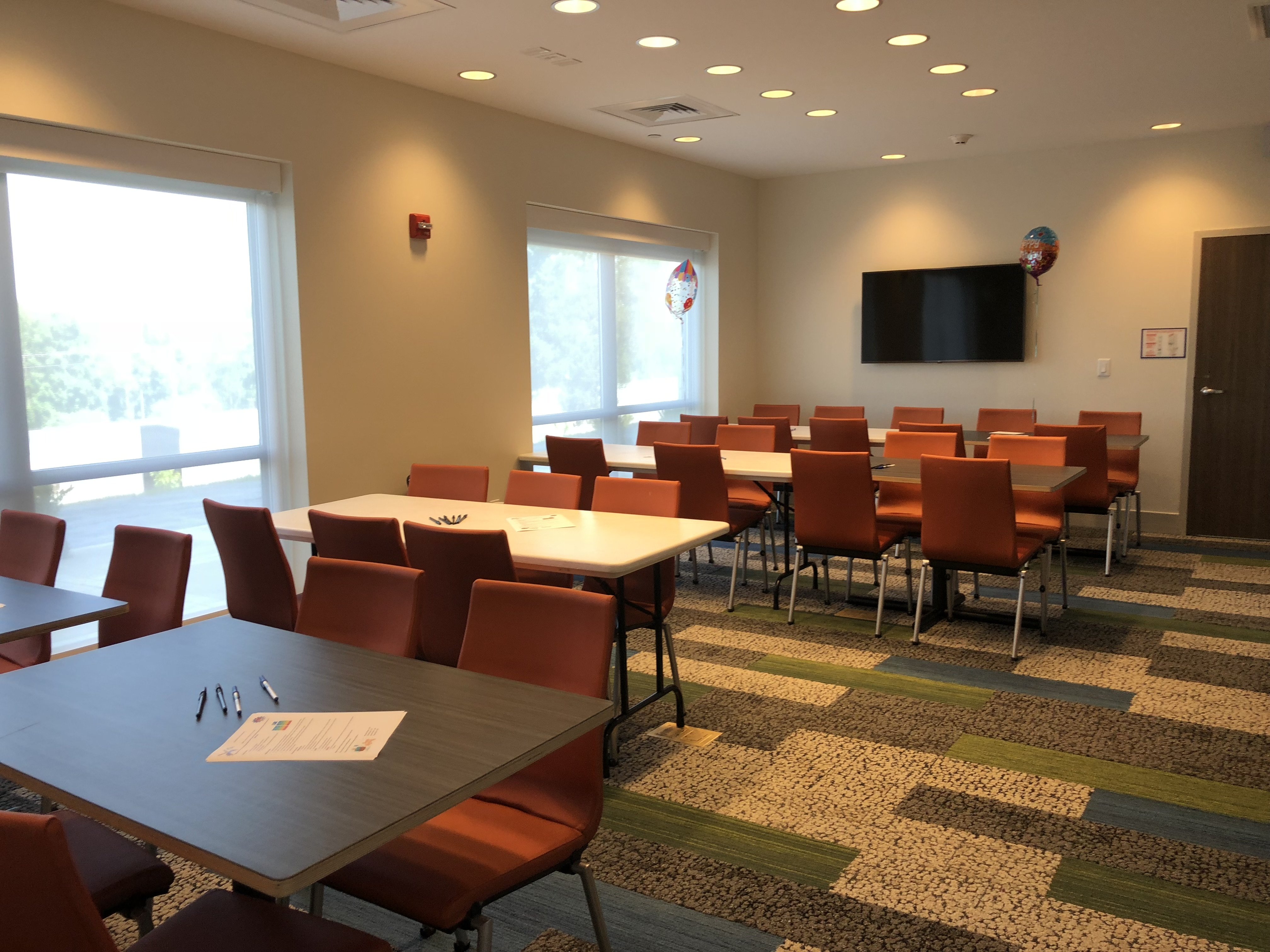 HOLIDAY INN EXPRESS & SUITES ELIZABETHTOWN NORTH 42/47