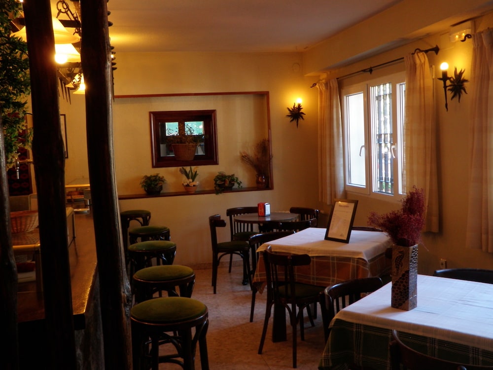 HOSTAL SIETE PICOS 41/46