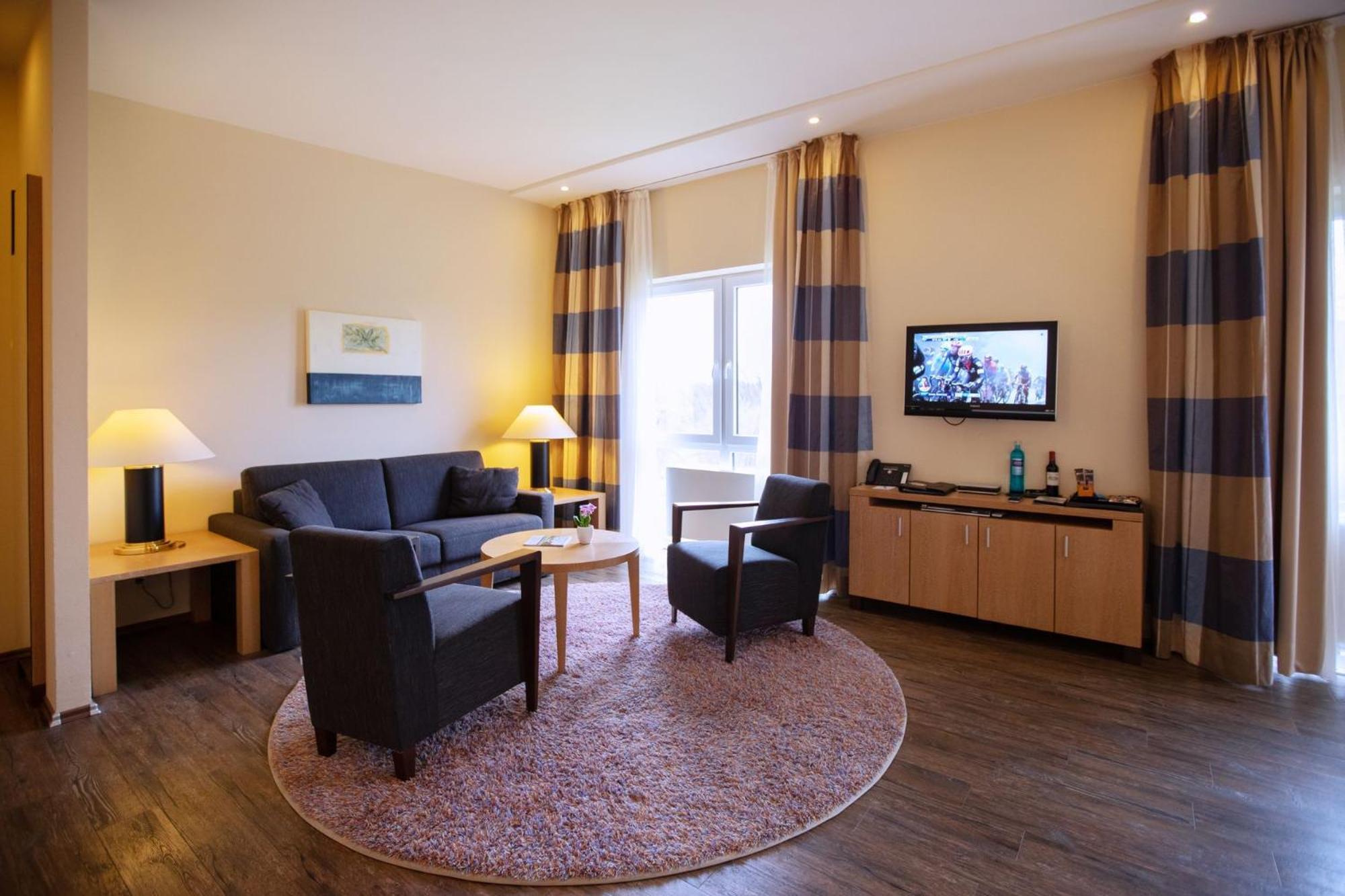 Gut Heckenhof Hotel & Golfresort an der Sieg GmbH & Co. KG 32/50