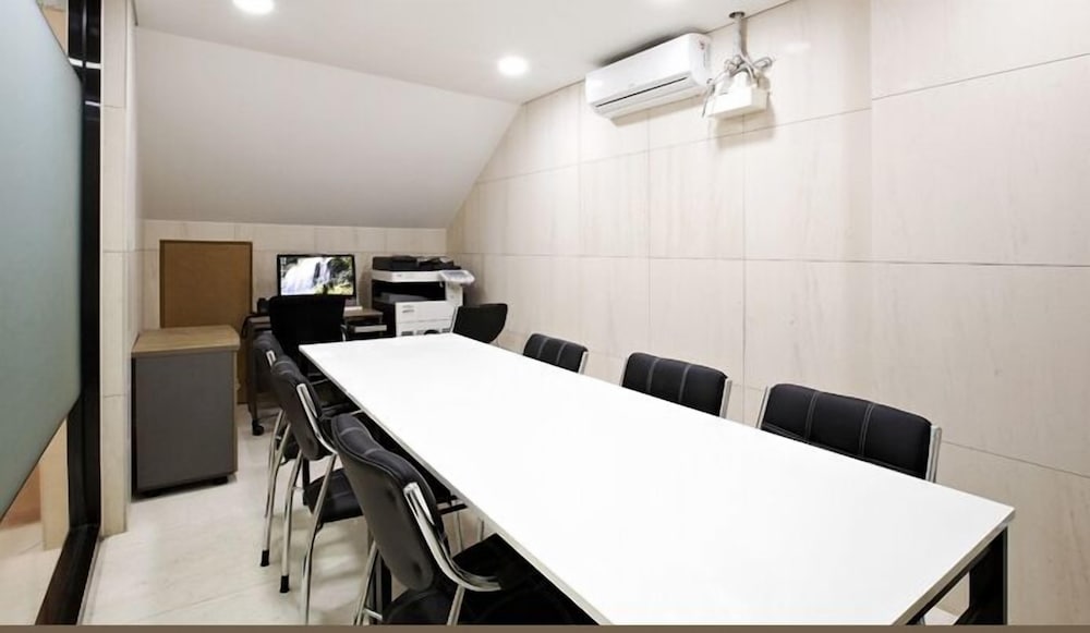 URBAN BOUTIQUE HOTEL 24/32