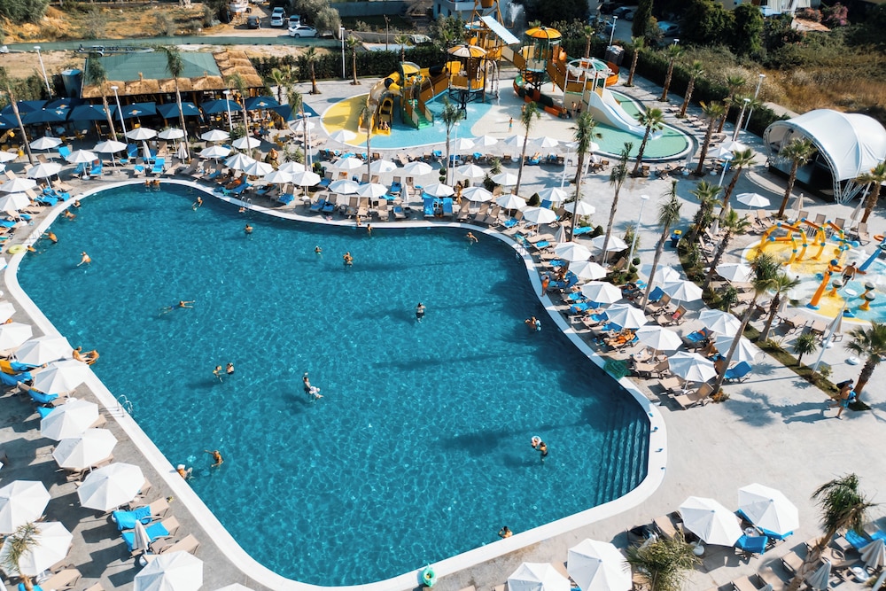 GRAND VM CONFERENCE & SPA 32/50