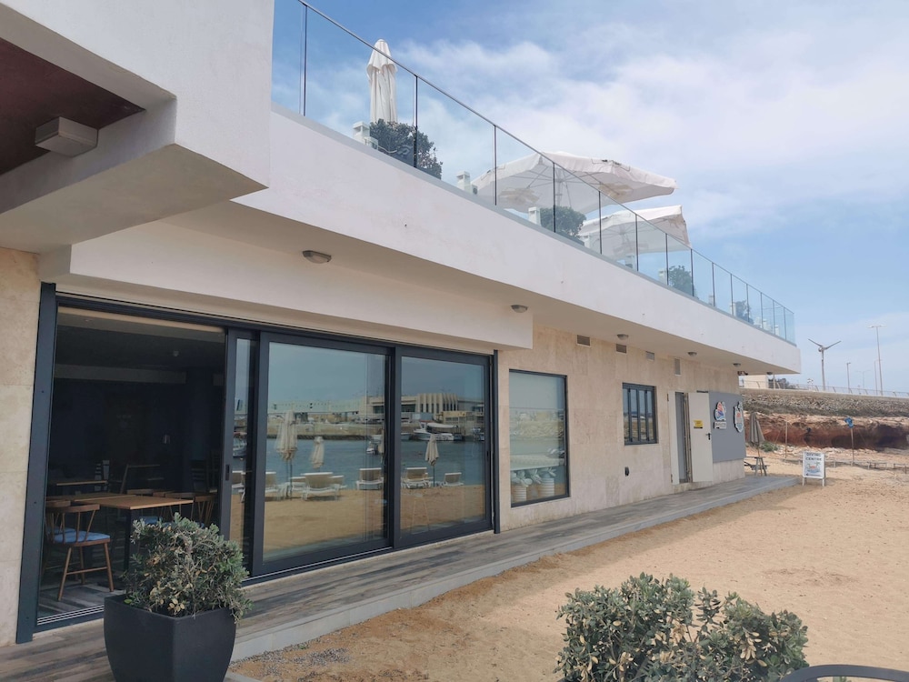 PARADISE BAY RESORT 2/80