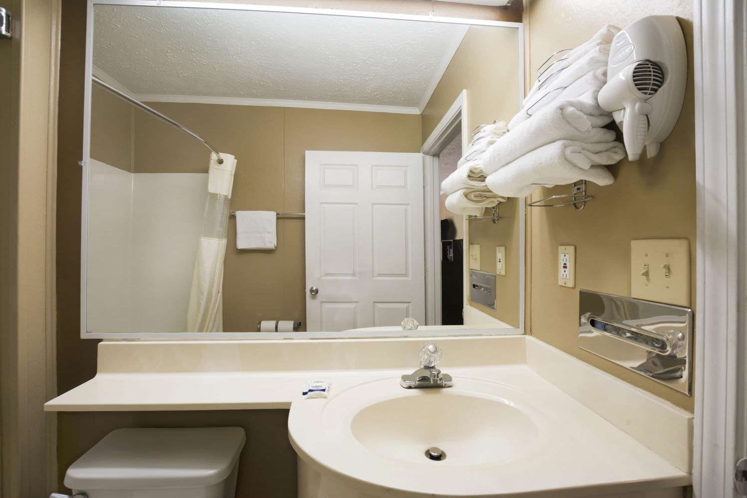 Microtel Inn & Suites by Wyndham Columbia/Fort Jackson N 35/37