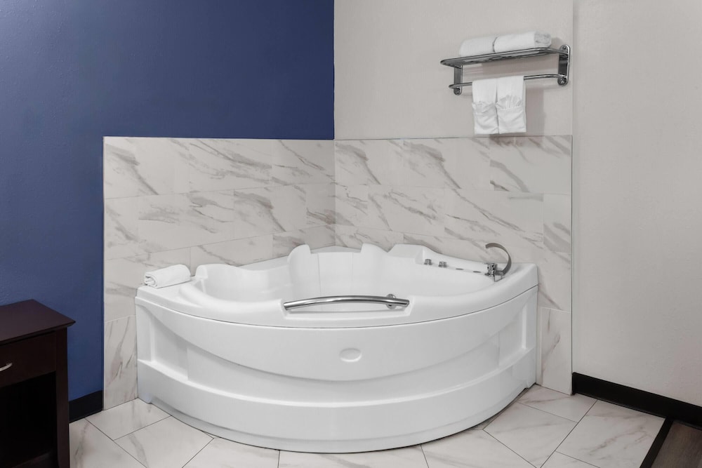 Travelodge By Wyndham Milwaukee 50/50