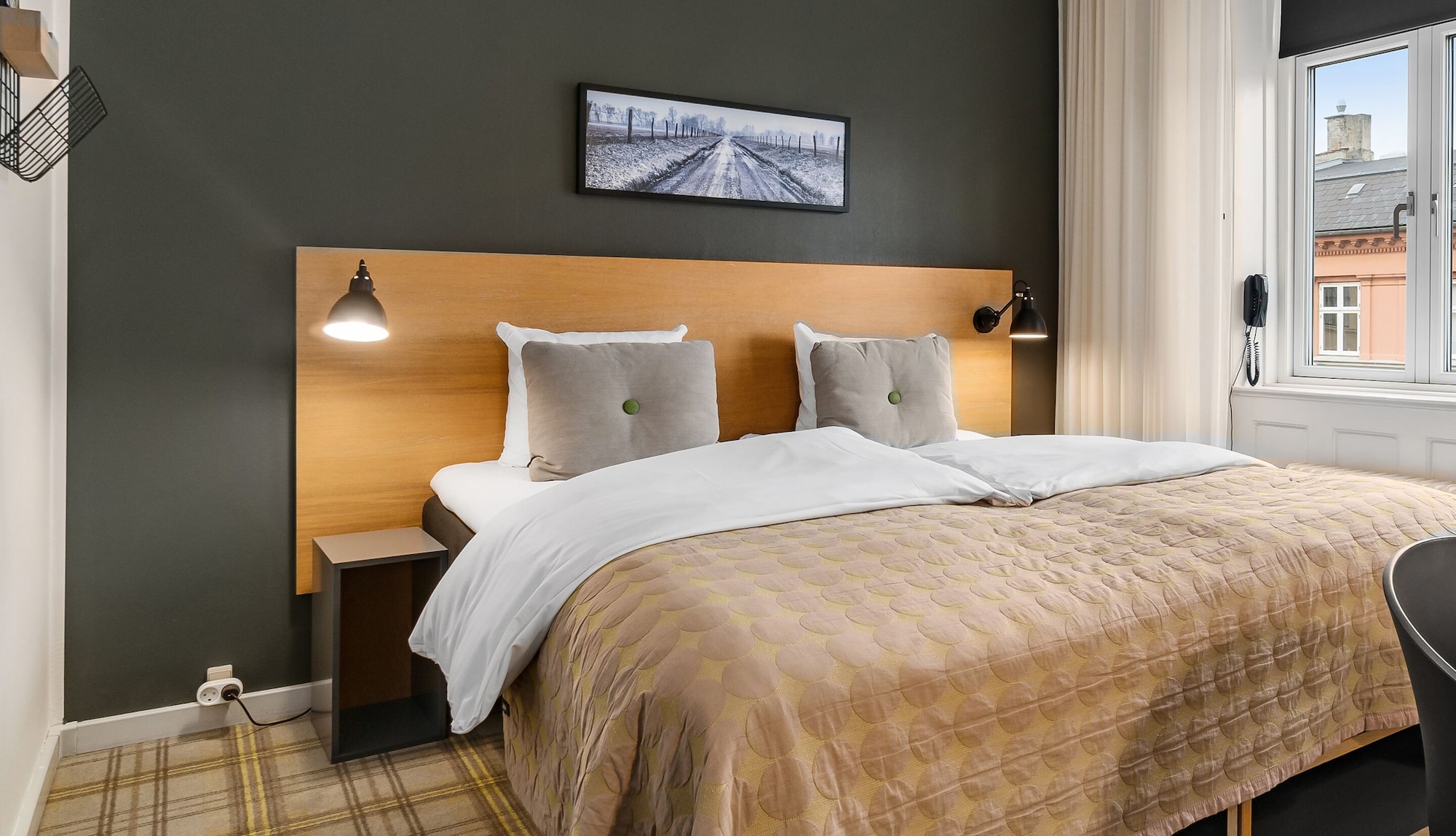 ROOM, DOUBLE OR TWIN BED, LARGE