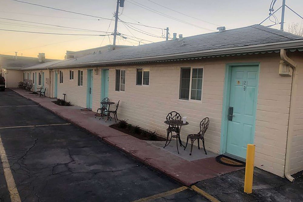 Howard Johnson by Wyndham Ridgecrest, CA 59/63