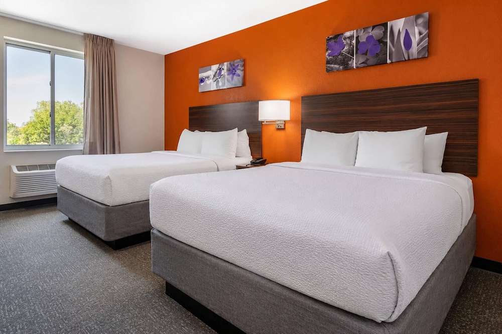 غرفة قياسية بسريرين كوين