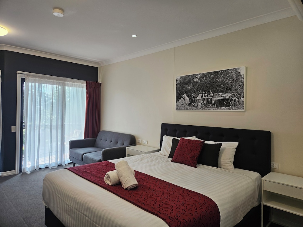 DELUXE, KING BED