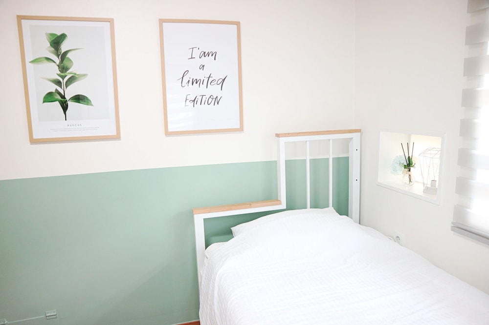 ROOM, TWIN BEDS