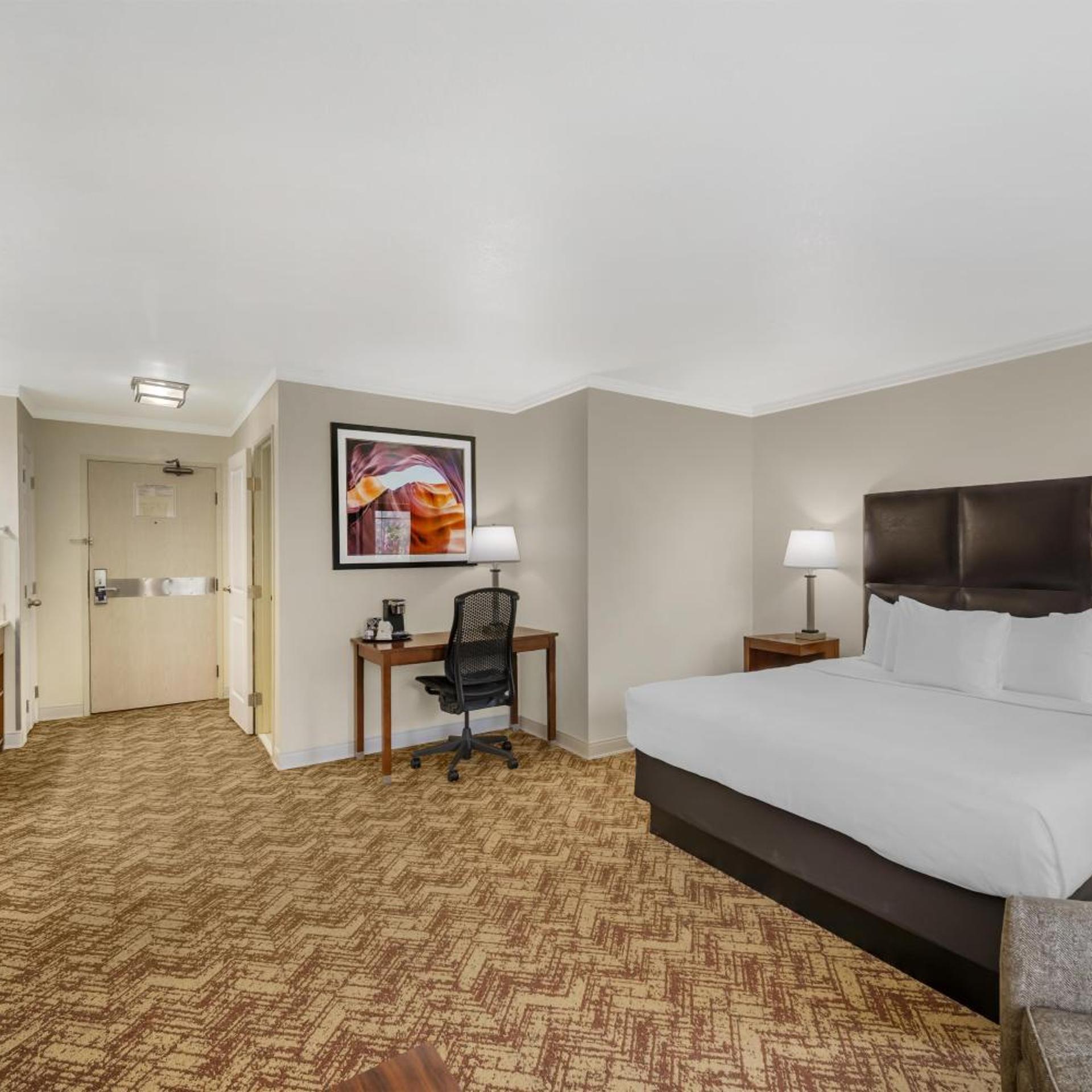 غرفة سوبيريور بسرير كينج، Best Western Plus Northwoods Inn 3/7