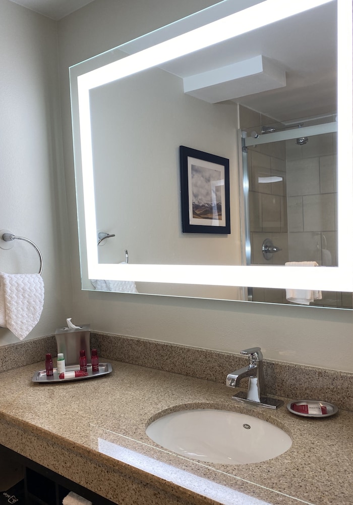 غرفة قياسية بسريرين كوين بإطلالة على المسبح بشرفة، Best Western Denver East 6/10