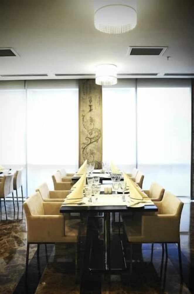 DEMORA HOTEL 44/64
