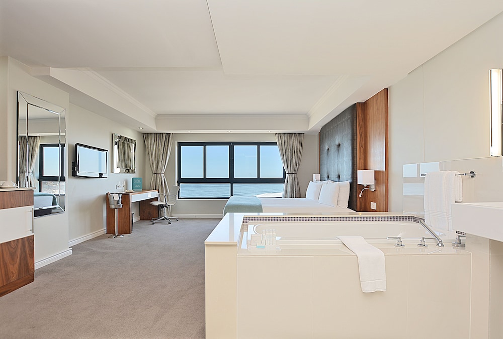 Blaauwberg Beach Hotel 38/100