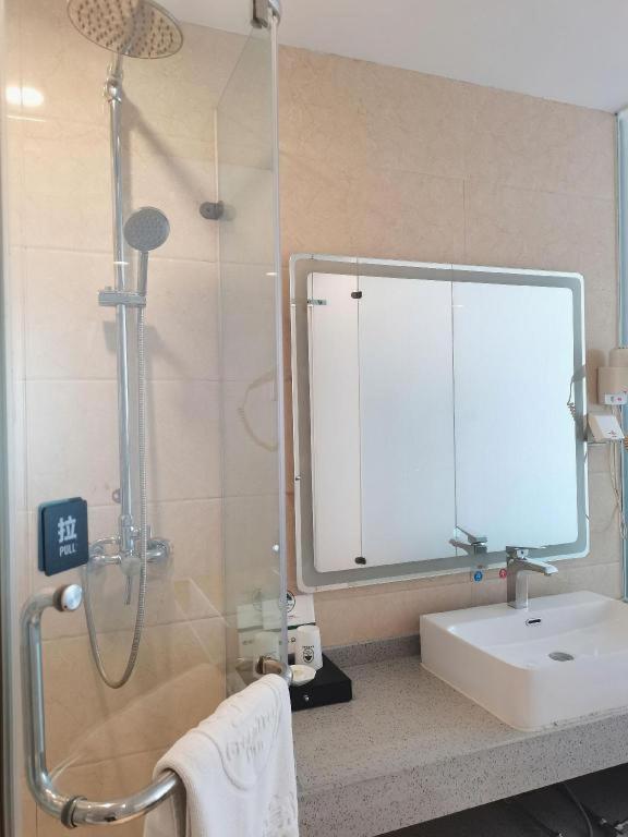 GreenTree Inn Shanxi Luliang Fengshan Road Central Park Express Hotel 46/48