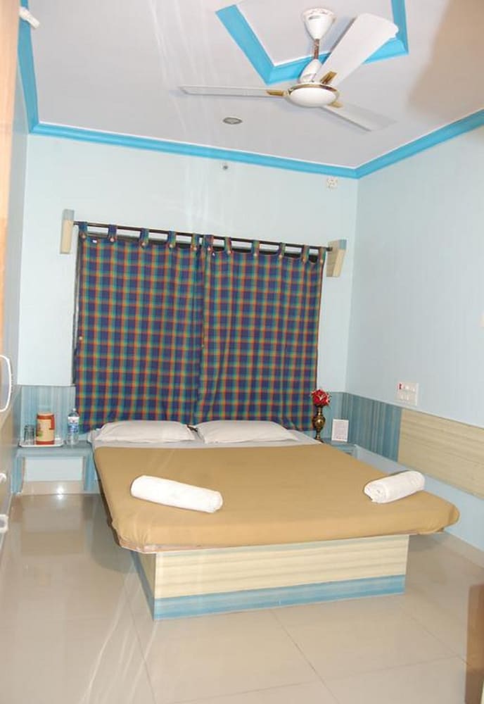 Hotel Utsav 5/24