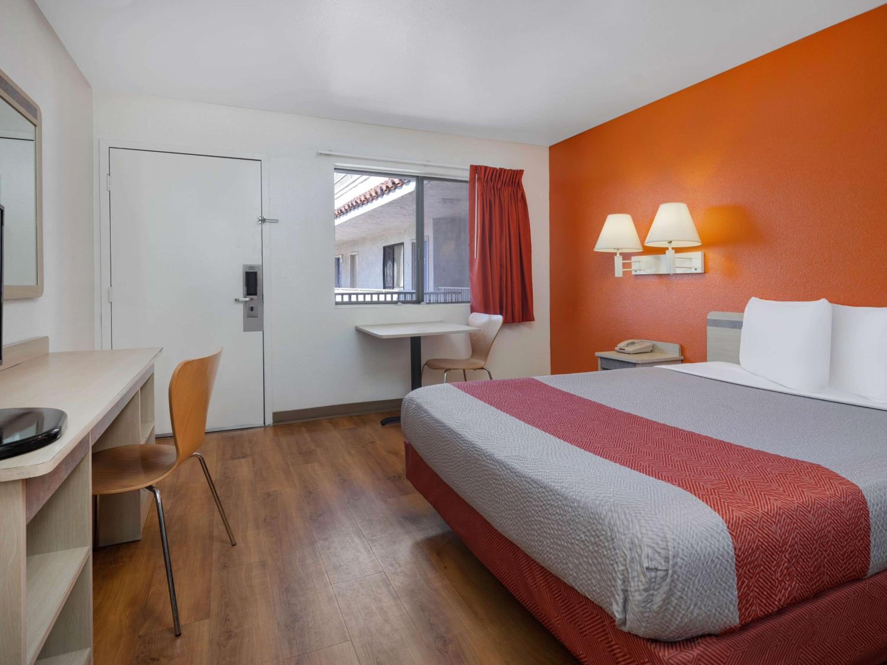 1 Queen Bed ADA/RI Shower