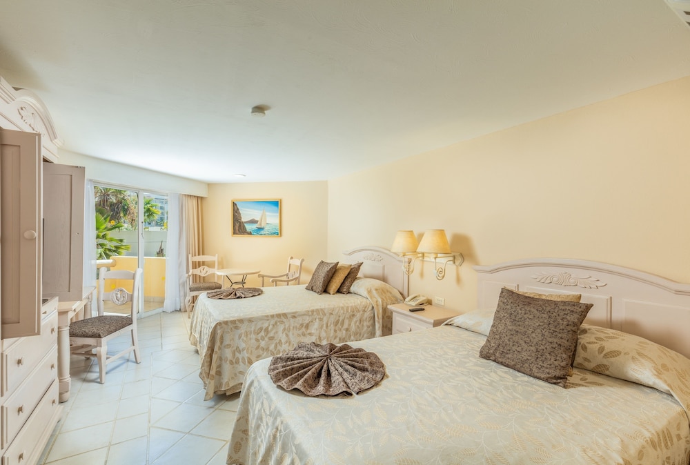 ROOM, 2 DOUBLE BEDS