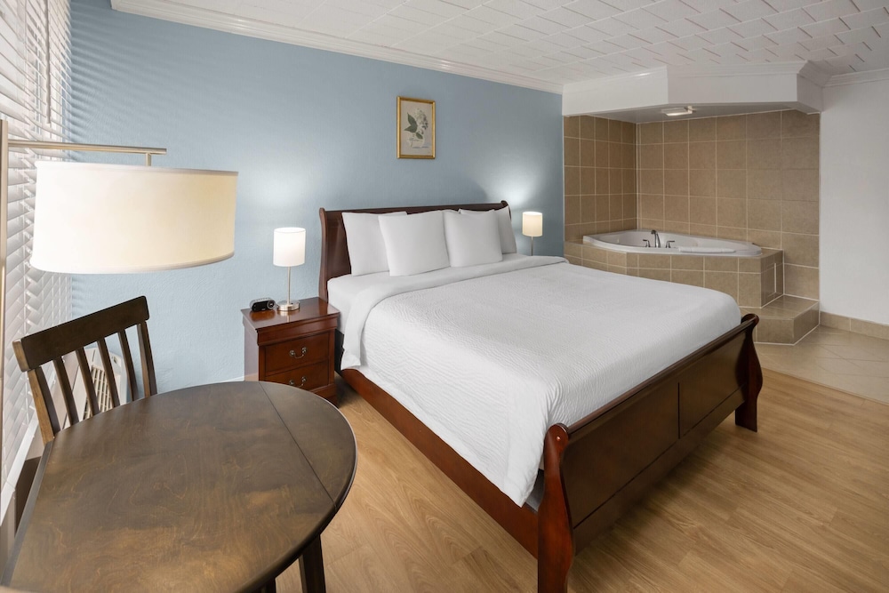 Room, King Bed, Jetted Tub