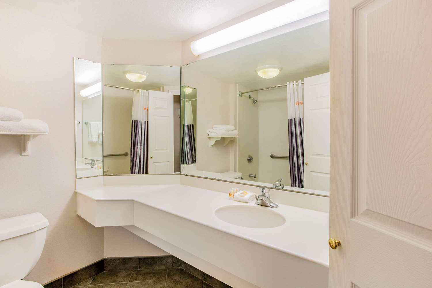 La Quinta Inn & Suites by Wyndham Raleigh Durham Airport 25/25