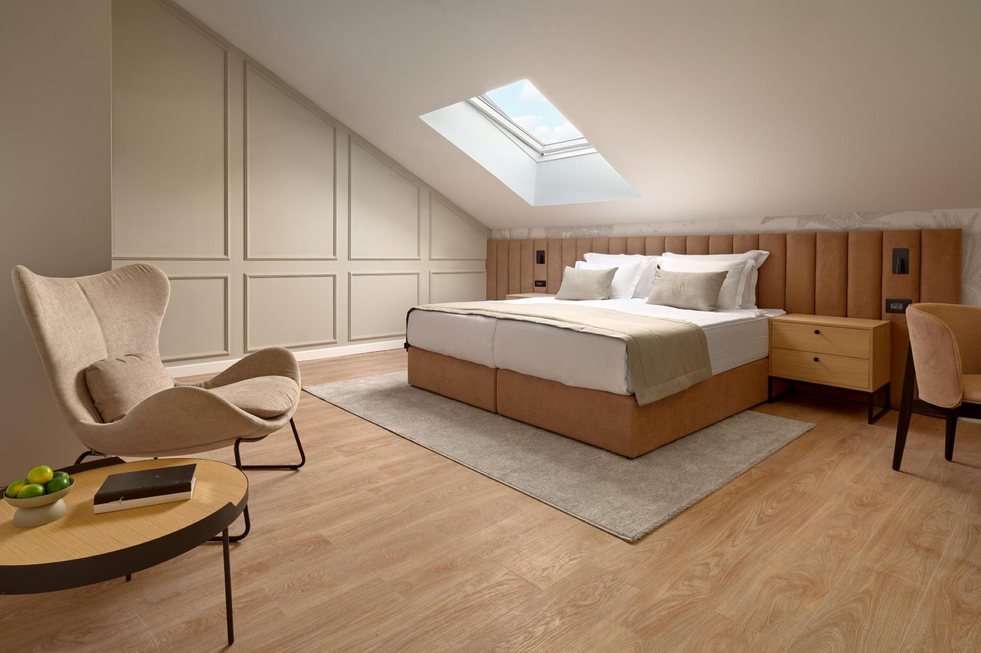 Deluxe, Attic