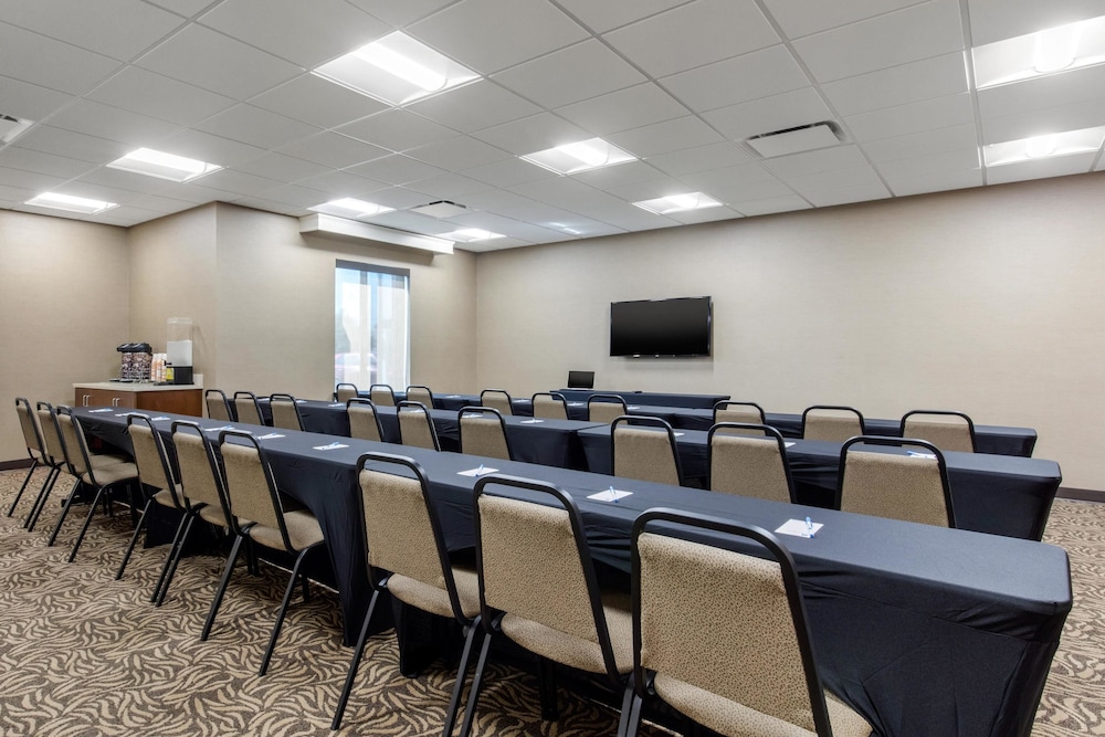 Comfort Inn & Suites At Crossplex Village 36/50