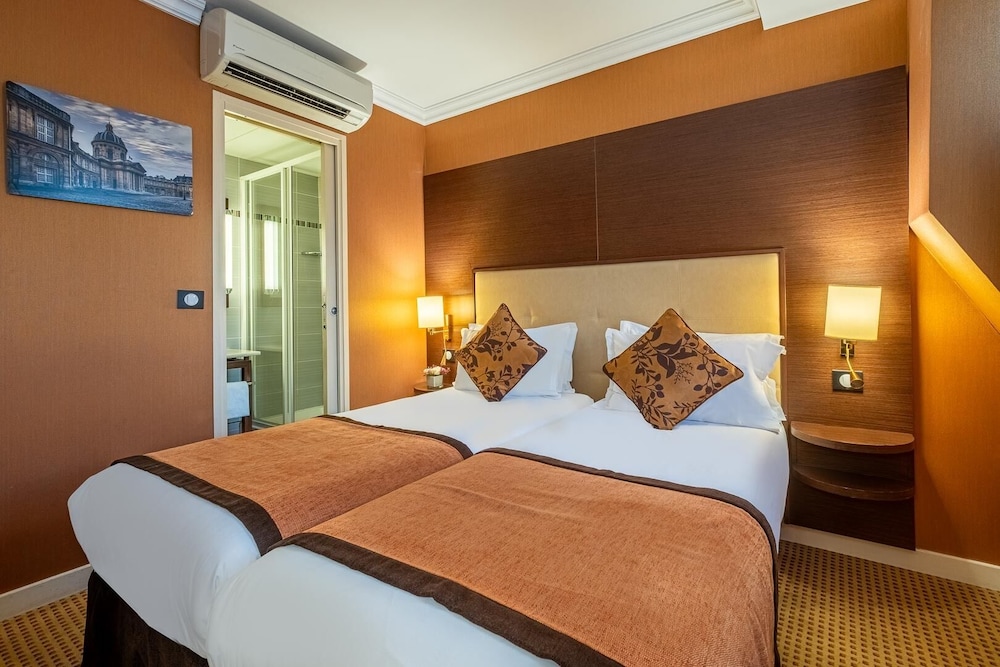 EXECUTIVE, DOUBLE OR TWIN BED, CITY VIEW