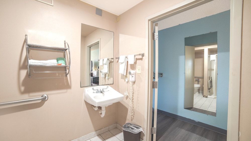 Mayfair Inn Williamston Hwy 64 48/50