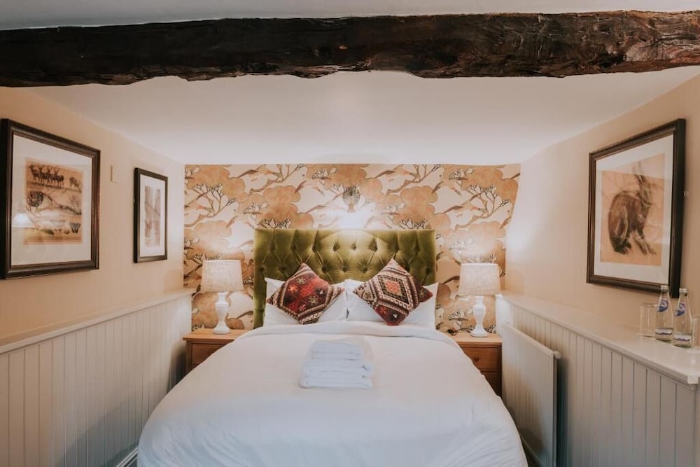 The Falkland Arms 10/50