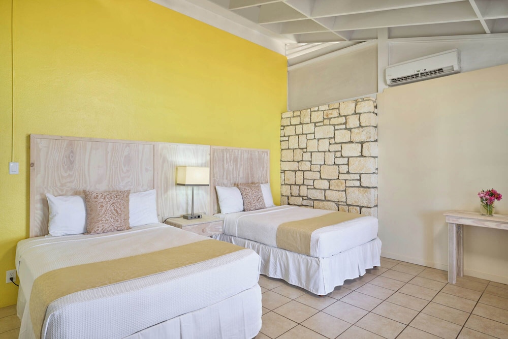 BUNGALOW, 2 DOUBLE BEDS, BEACH FRONT