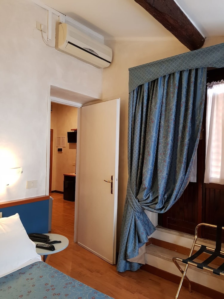 Hotel Julia 59/66