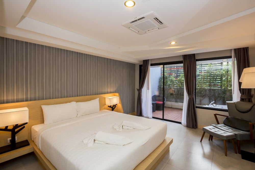 GRAND, DELUXE, JETTED TUB