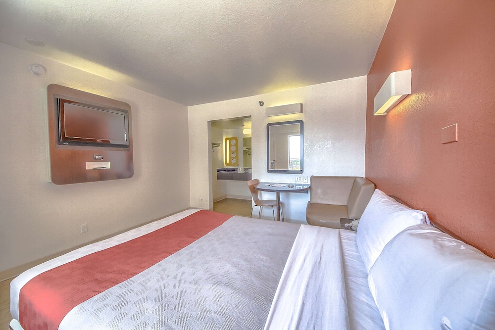 STANDARD, QUEEN BED