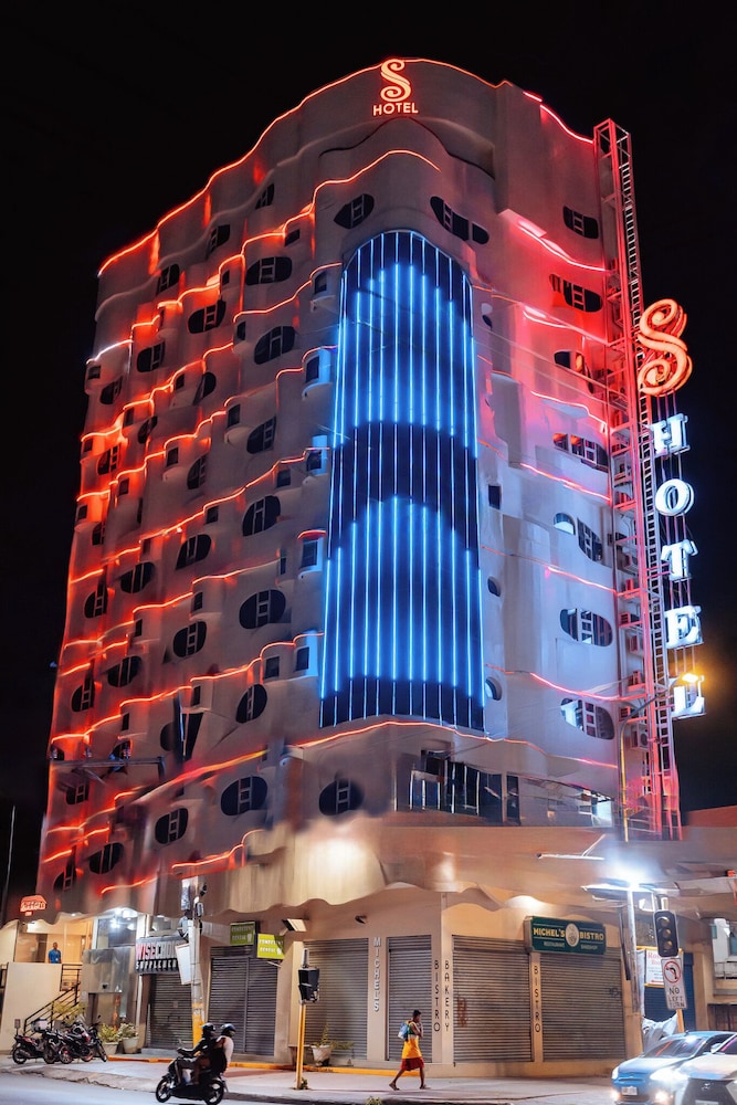 S Hotel and Residences 2/50