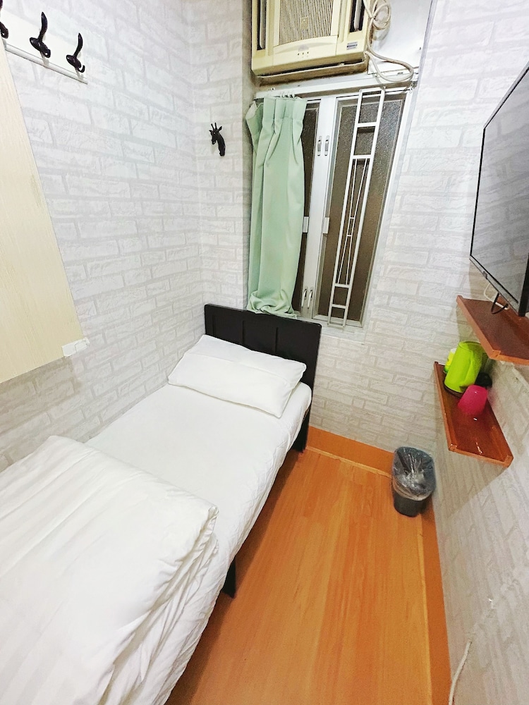 ROOM, SINGLE