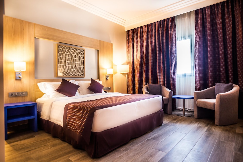 Golden Tulip Le Diplomate Cotonou 17/72