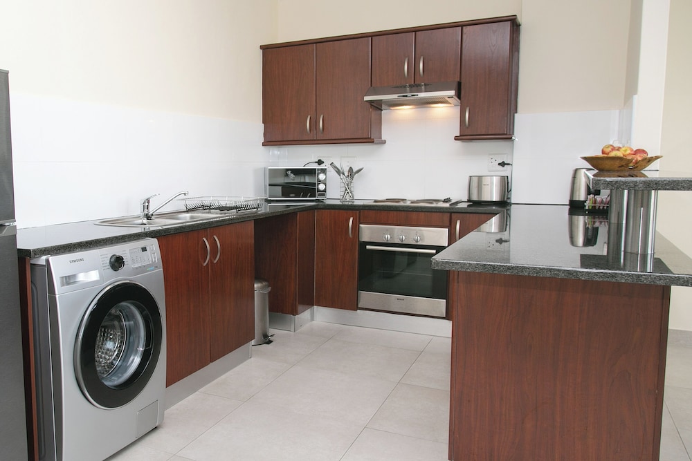 Cape Town City Accommodation the Island Club 63/69