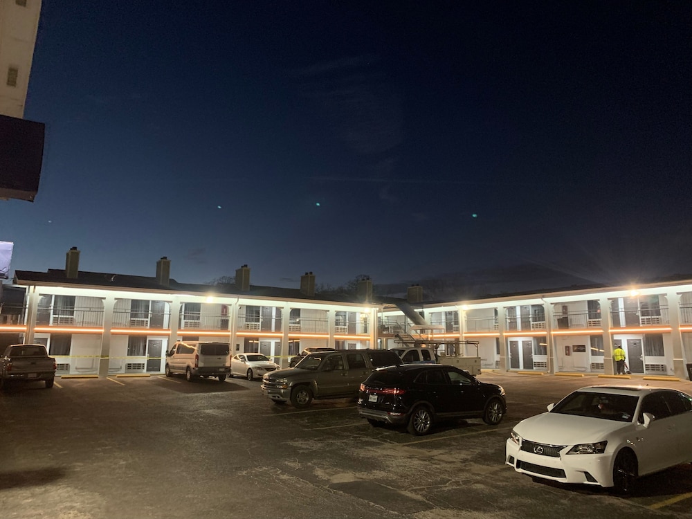 R Nite Star Inn & Suite 4/65