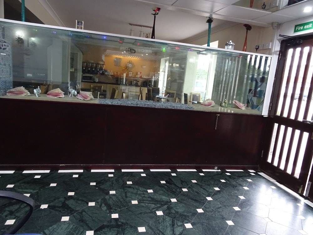 Gatwick Whitehouse Hotel 9/63