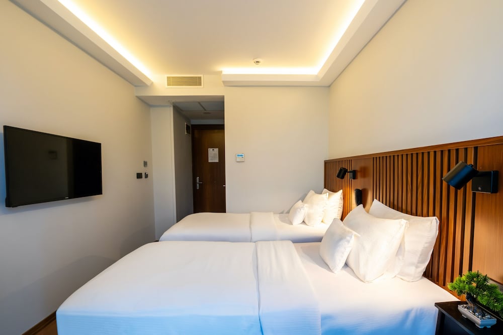 Discovery Hotel 25/69