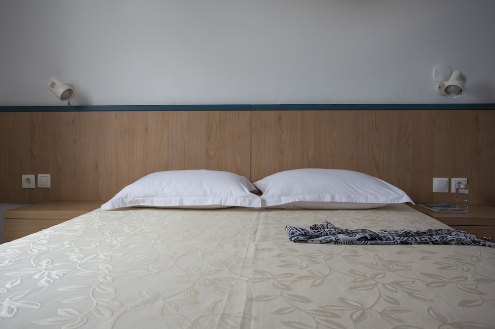 ROOM, DOUBLE BED, PARTIAL SEA VIEW