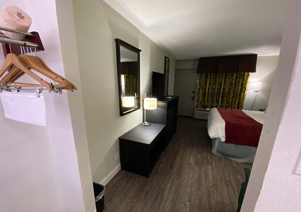 Lx Hotel A Travelodge By Wyndham 47/70