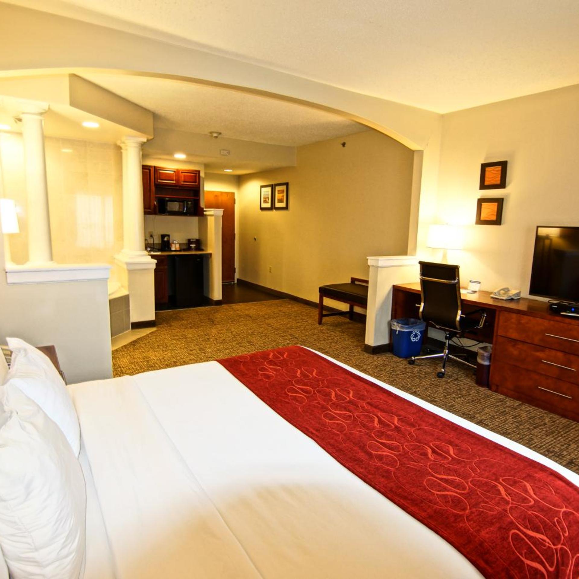جناح بسرير كينج بجاكوزي، Comfort Suites Near University 2/10