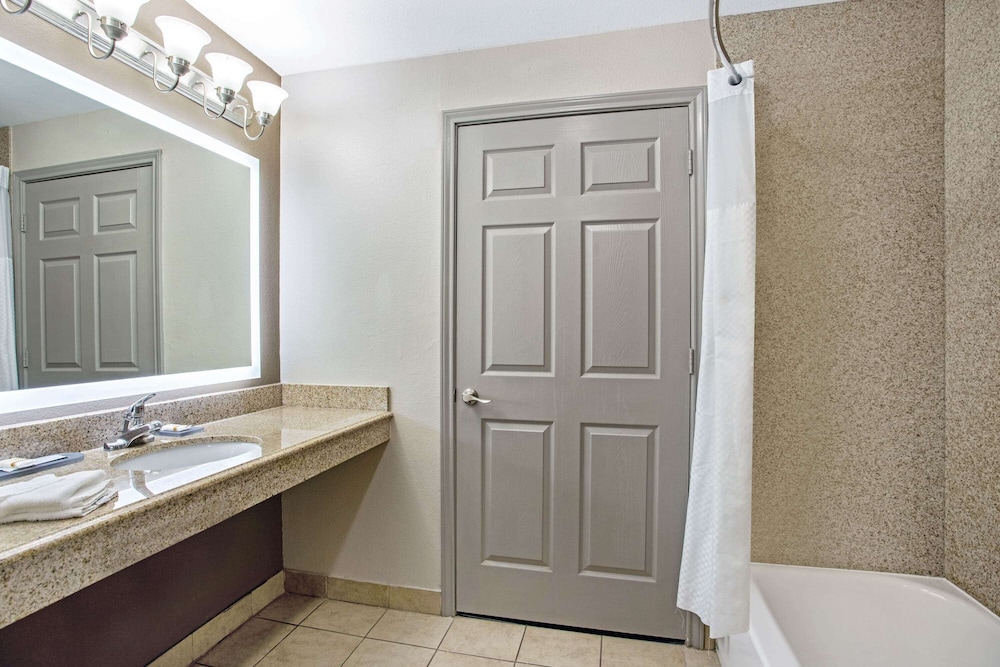 La Quinta Inn & Suites by Wyndham Fairfield TX 31/58