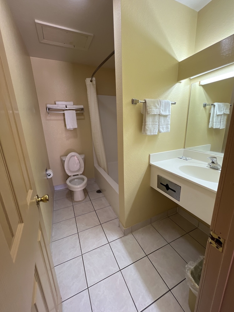 Executive Inn and Suites Lackland AFB 15/17