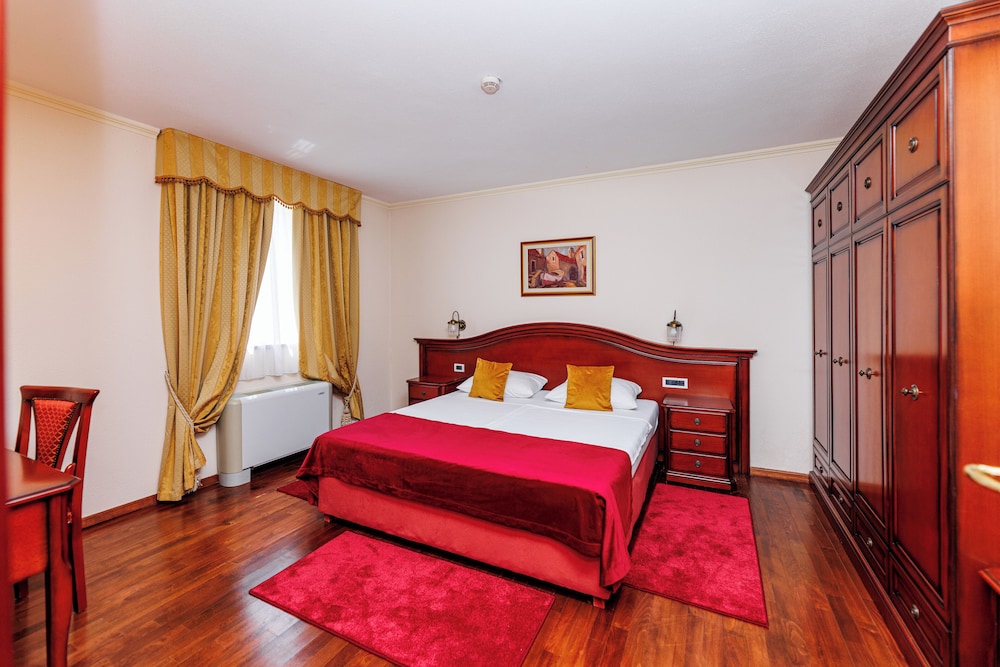 EXECUTIVE, SUITE