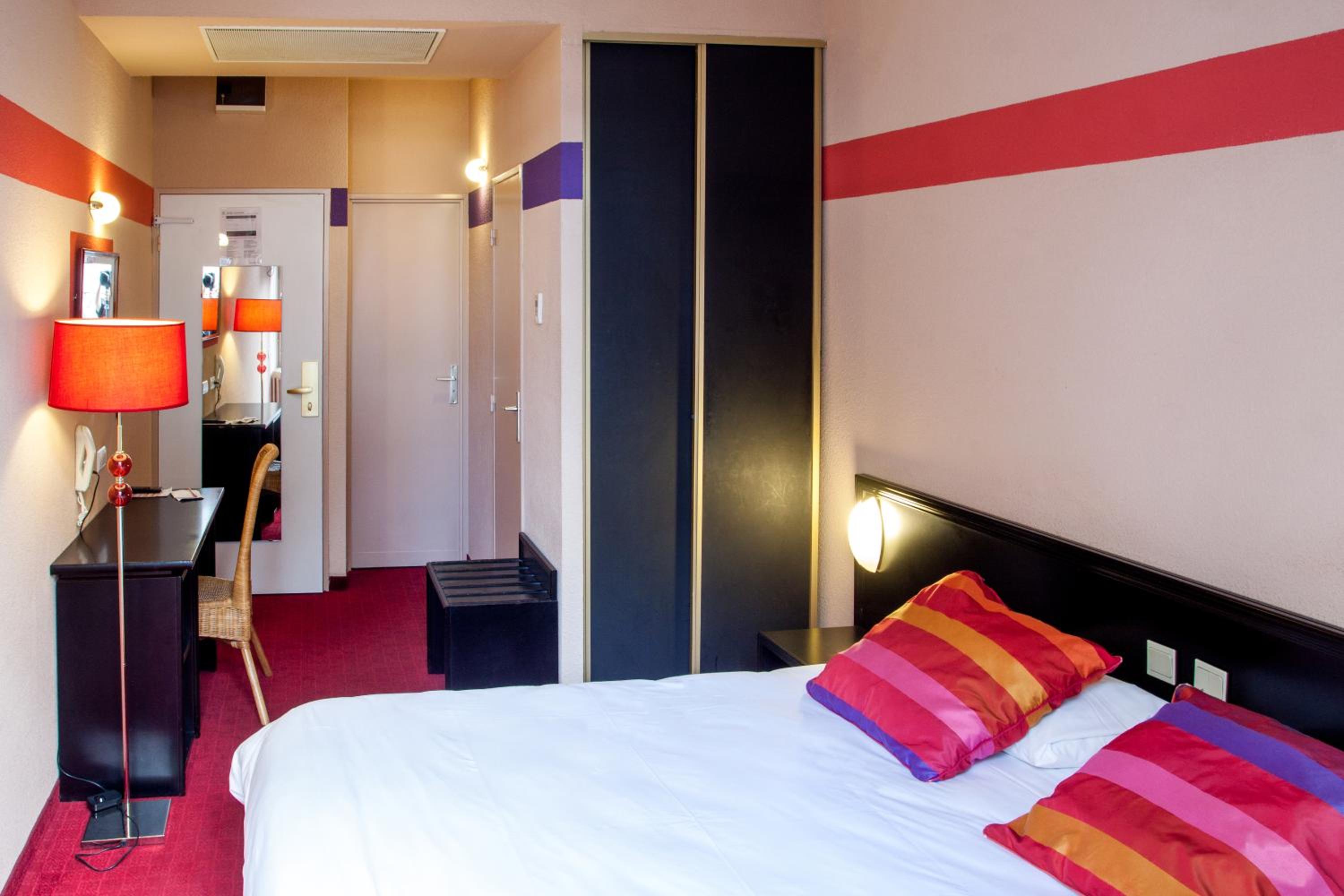 غرفة بسرير مزدوج أو سريرين منفصلين، Hotel Saint Sauveur 4/10