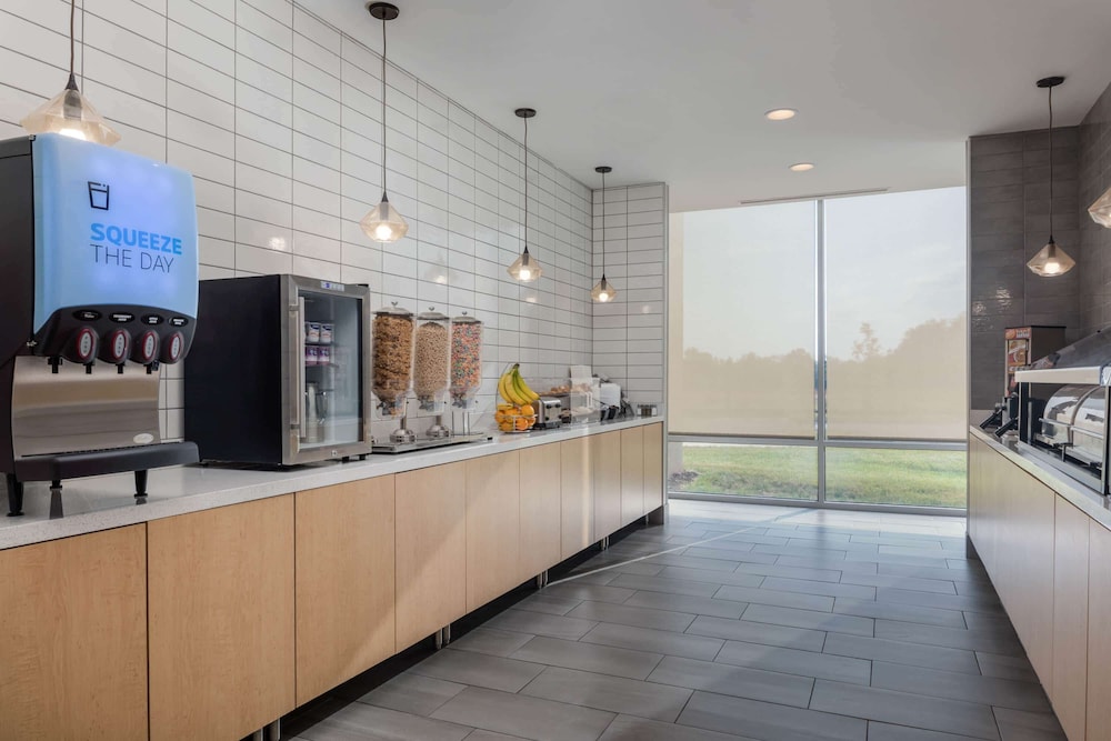 La Quinta Inn & Suites by Wyndham Greensboro Arpt High Point 9/52