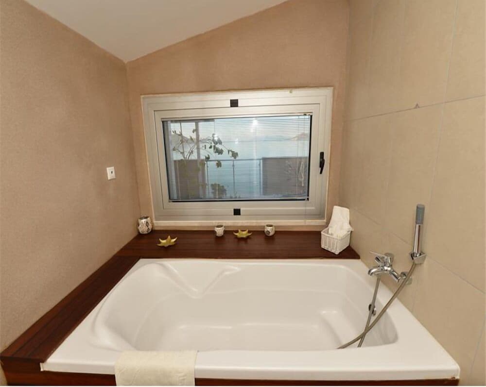CONDO, DELUXE