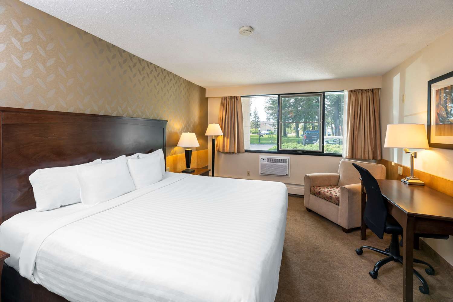 غرفة بسرير كينج، Prestige Riverside Lodge Quesnel 2/4
